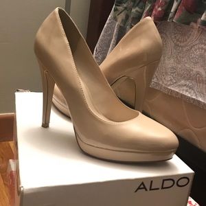 Nude patent leather platform pumps